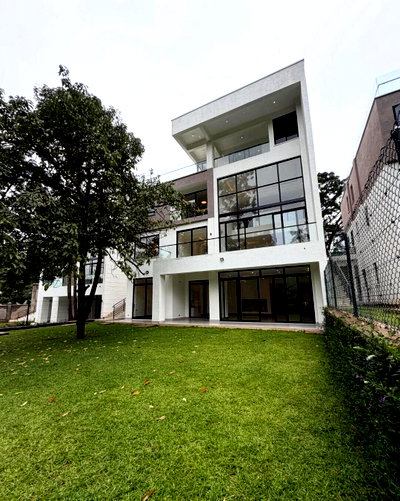 Luxury 6BR Townhouse with Garden