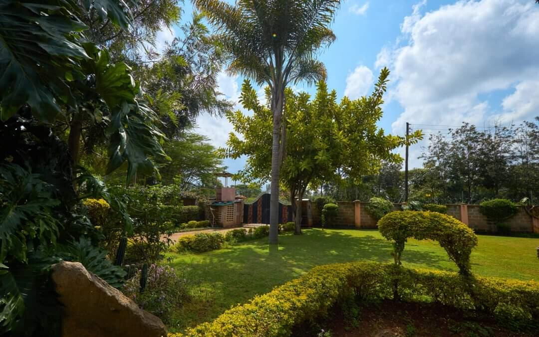 5-Ensuite Townhouse on Half-Acre with Open Kitchen – Karen