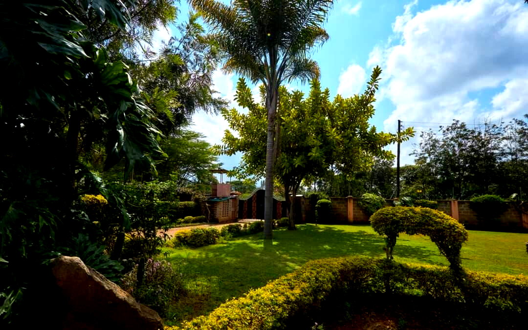 5-Ensuite Townhouse on Half-Acre with Open Kitchen – Karen