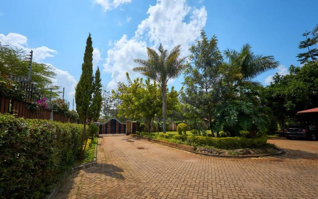 5-Ensuite Townhouse on Half-Acre with Open Kitchen – Karen