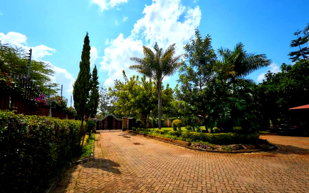 5-Ensuite Townhouse on Half-Acre with Open Kitchen – Karen