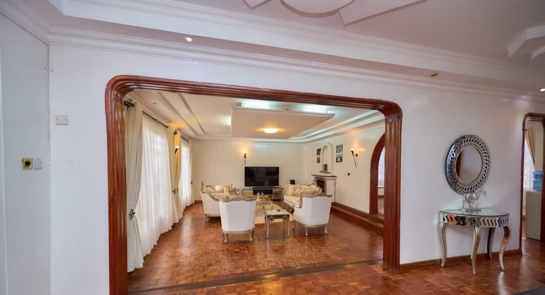 5-Ensuite Townhouse on Half-Acre with Open Kitchen – Karen