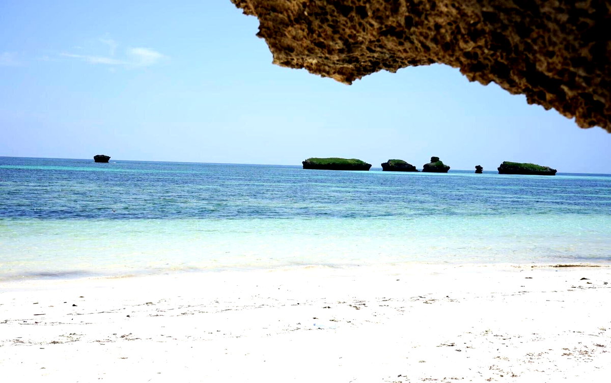 Watamu Candy Beachfront Villa with Pool – ¼ Acre