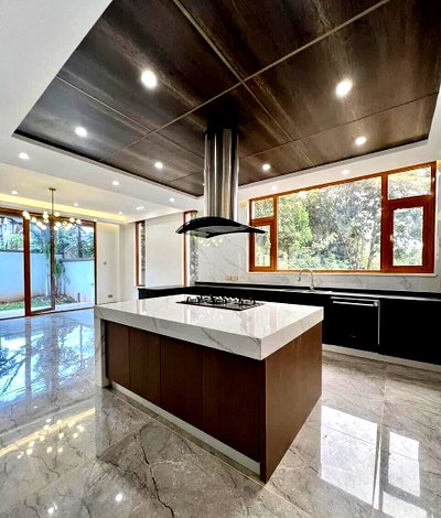 6-Ensuite Villa with White Bar & Spa Tub - Lavington