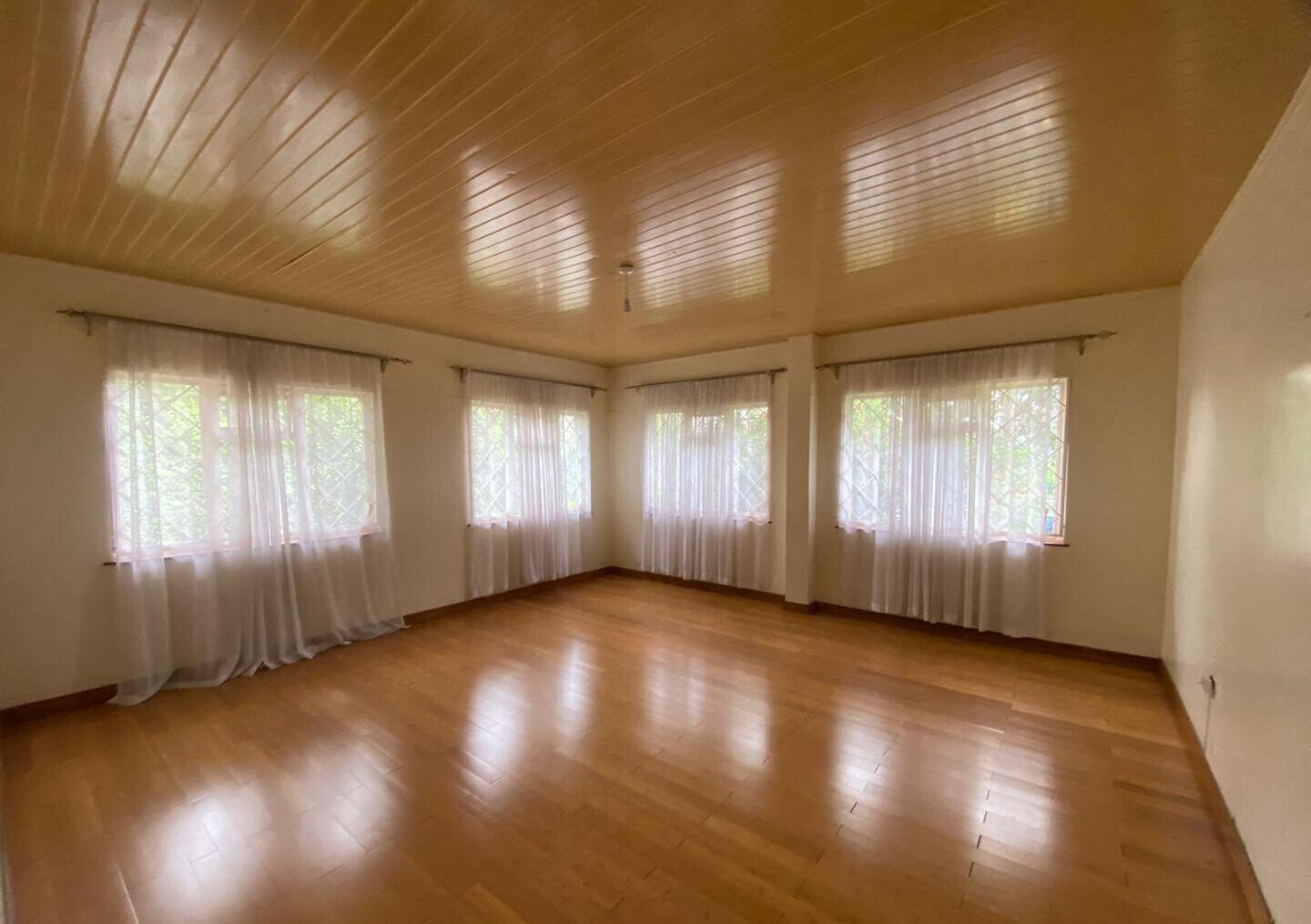 4BR All-Ensuite Townhouse on Half-Acre with DSQ & Gardens - Runda