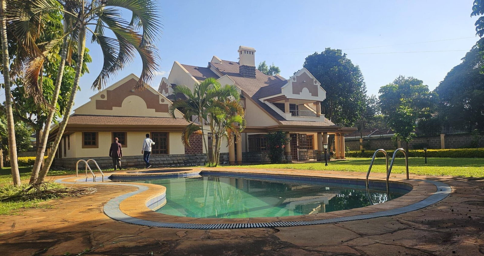 Half-Acre Townhouse with Pool & DSQ - Runda