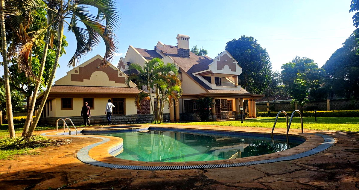 Half-Acre Townhouse with Pool & DSQ - Runda