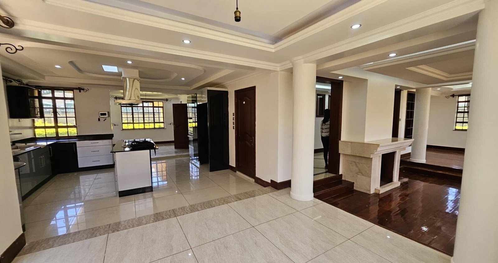 Half-Acre Townhouse with Pool & DSQ - Runda
