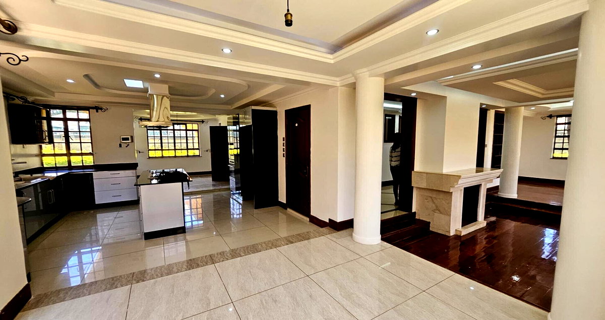 Half-Acre Townhouse with Pool & DSQ - Runda