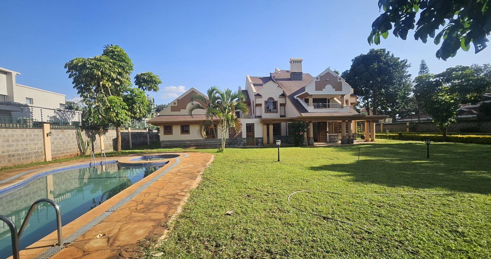 Half-Acre Townhouse with Pool & DSQ - Runda