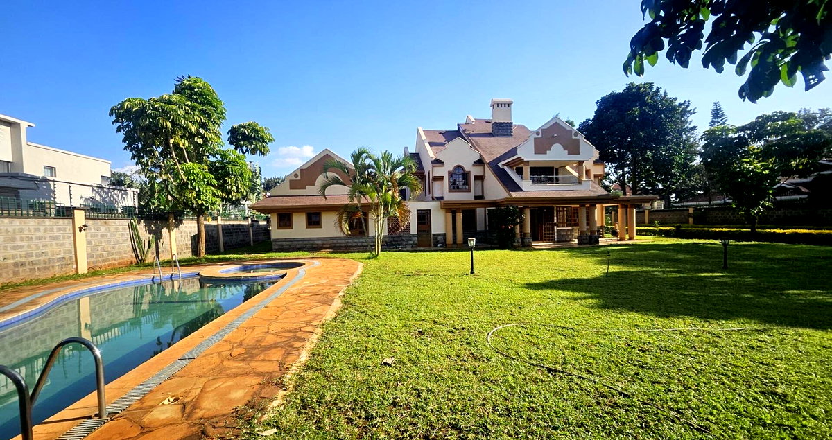 Half-Acre Townhouse with Pool & DSQ - Runda