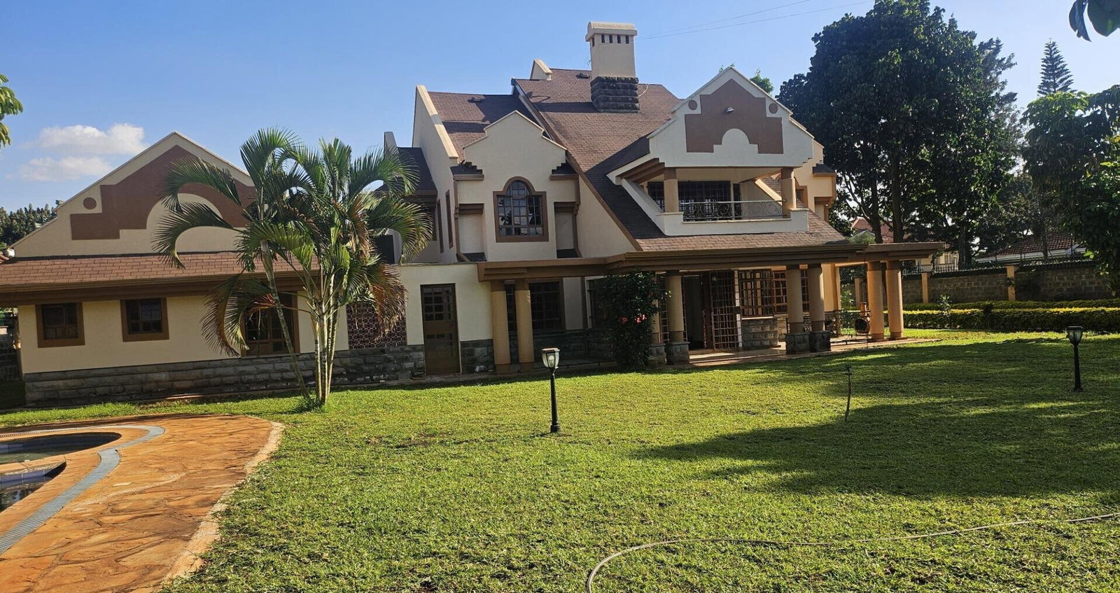 Half-Acre Townhouse with Pool & DSQ - Runda
