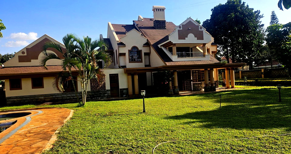 Half-Acre Townhouse with Pool & DSQ - Runda