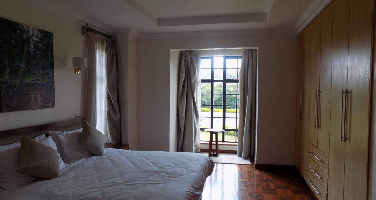 4-Bed English Country Manor Townhouse with Clubhouse & Pool – Karen