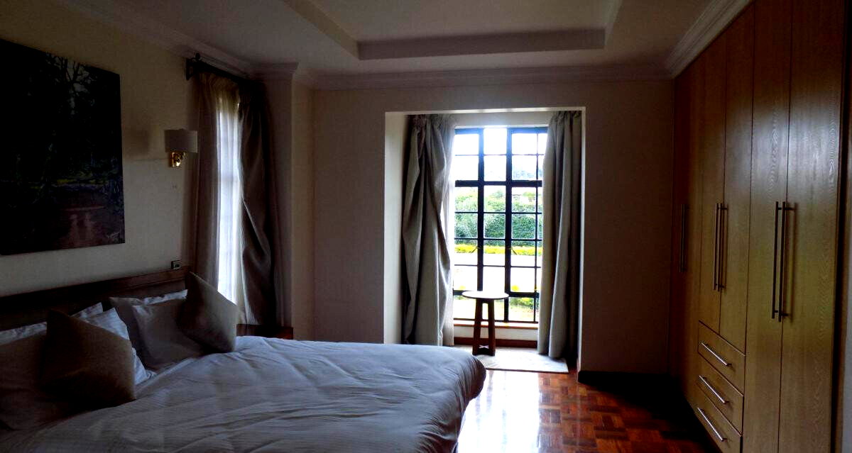 4-Bed English Country Manor Townhouse with Clubhouse & Pool – Karen