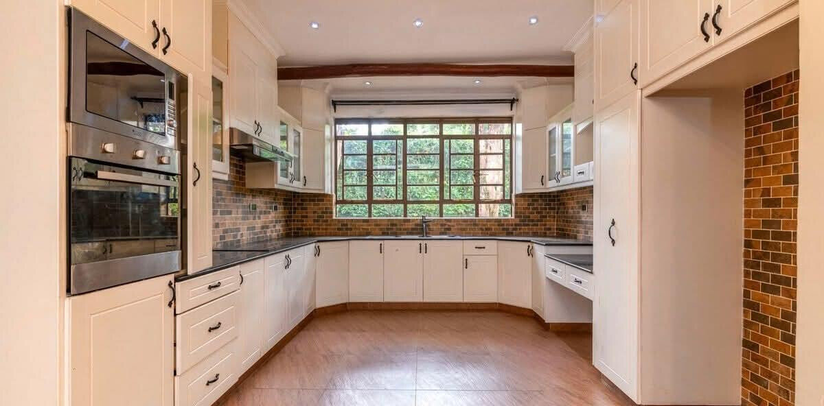 4-Bedroom Rustic Townhouse with Fireplace & Pool Access – Karen