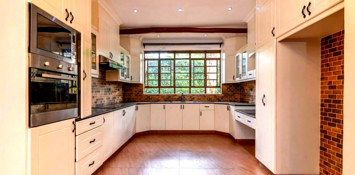 4-Bedroom Rustic Townhouse with Fireplace & Pool Access – Karen