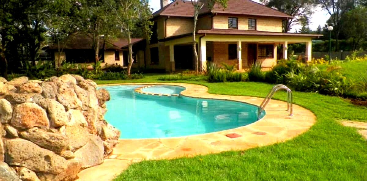 4-Bedroom Rustic Townhouse with Fireplace & Pool Access – Karen