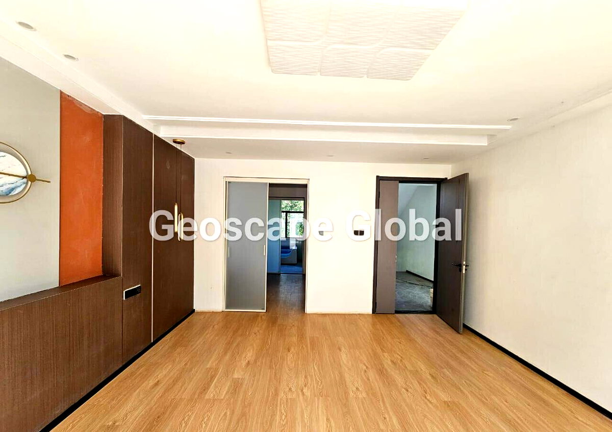 5BR Townhouse with Private Garden & DSQ - Lavington