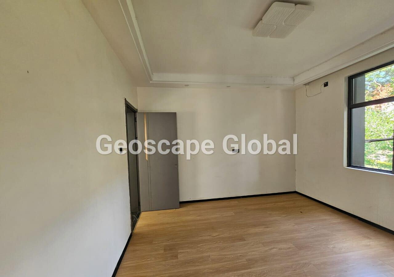 5BR Townhouse with Private Garden & DSQ - Lavington