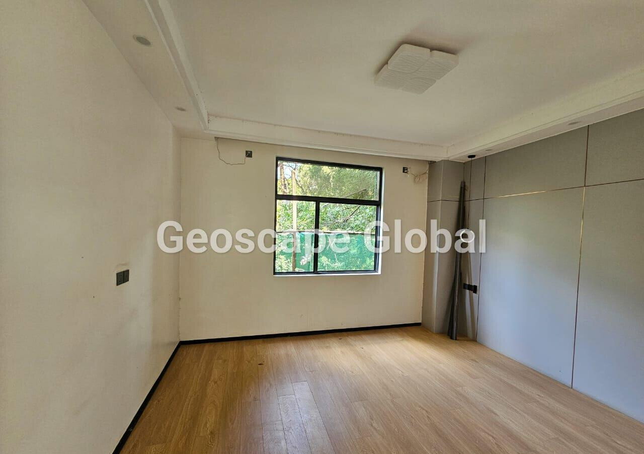 5BR Townhouse with Private Garden & DSQ - Lavington
