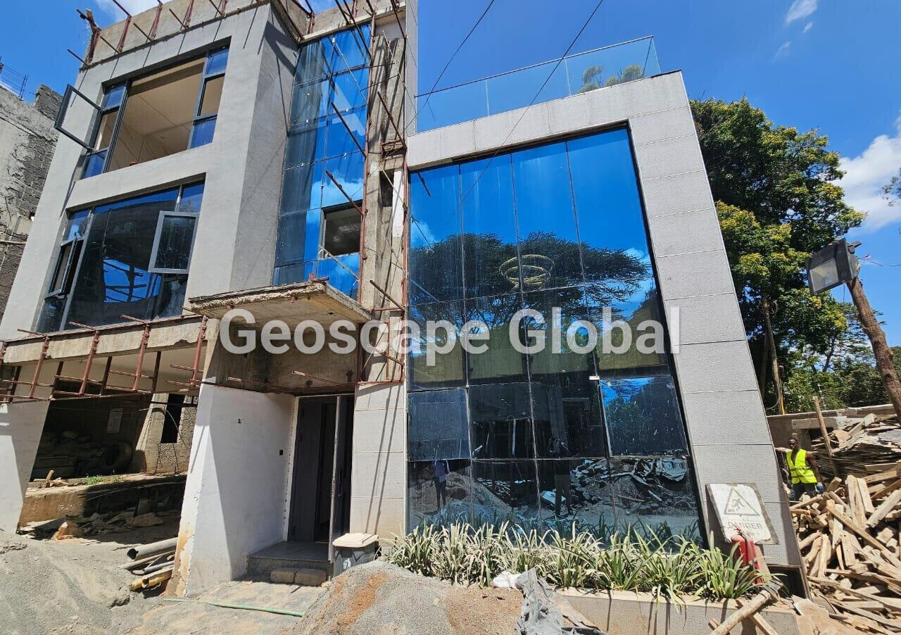 5BR Townhouse with Private Garden & DSQ - Lavington