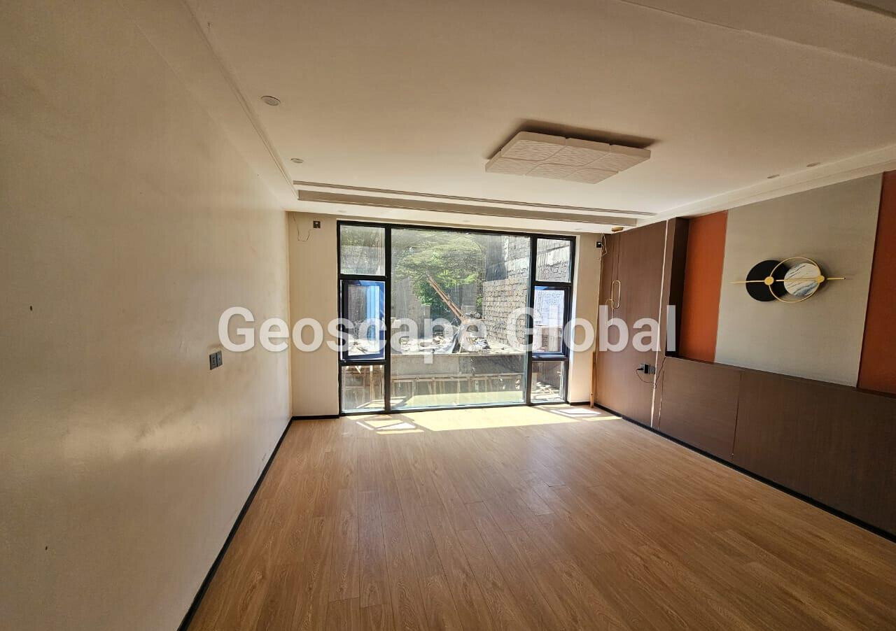 5BR Townhouse with Private Garden & DSQ - Lavington