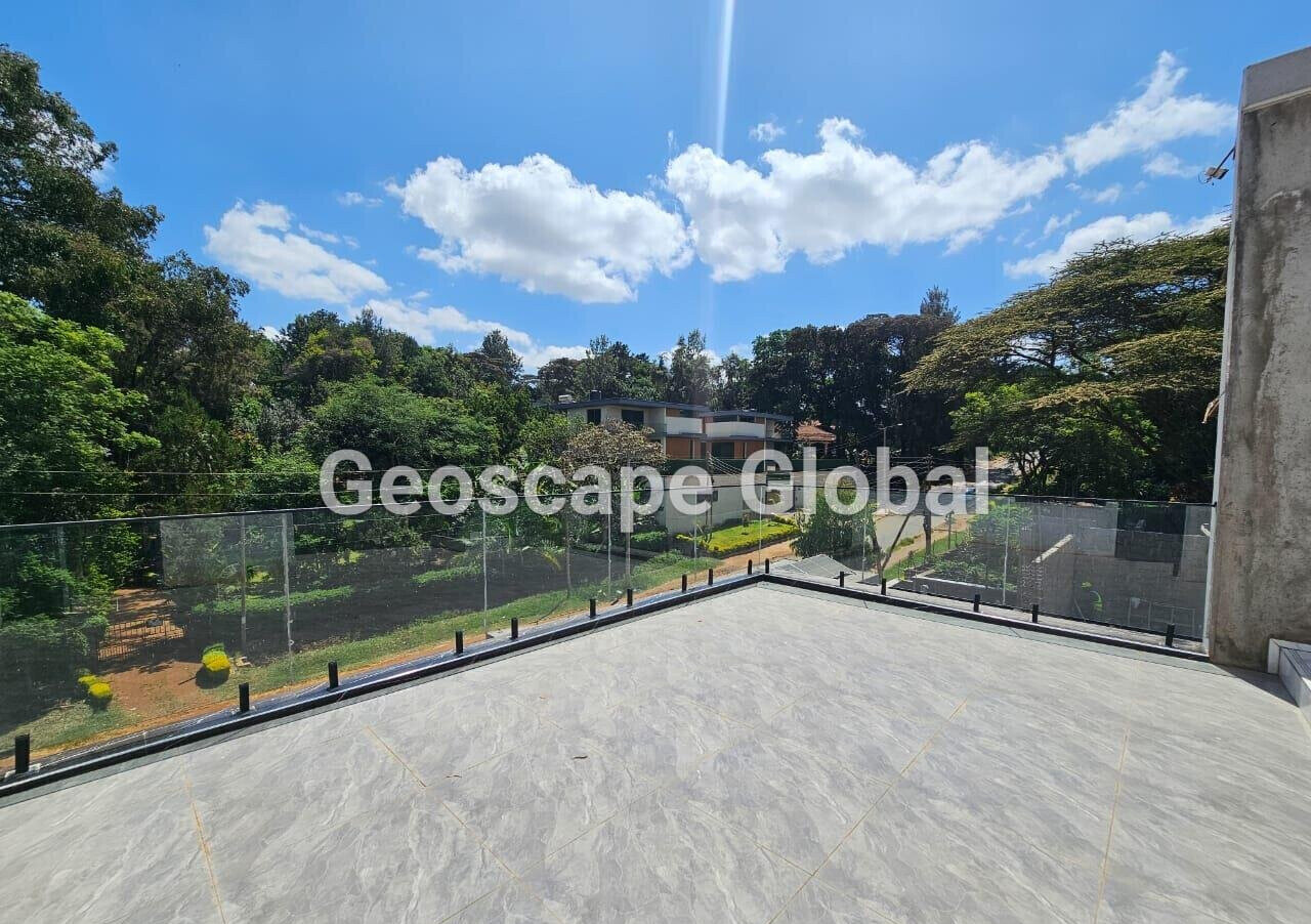 5BR Townhouse with Private Garden & DSQ - Lavington