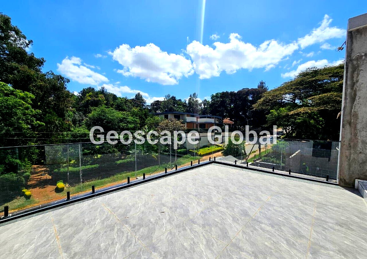 5BR Townhouse with Private Garden & DSQ - Lavington