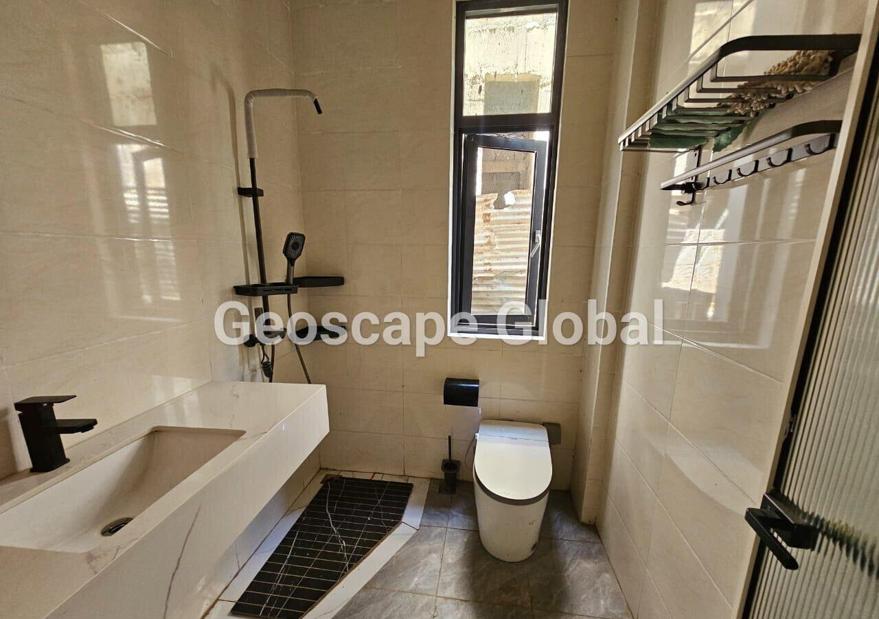 5BR Townhouse with Private Garden & DSQ - Lavington