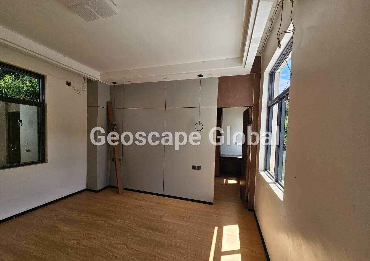 5BR Townhouse with Private Garden & DSQ - Lavington