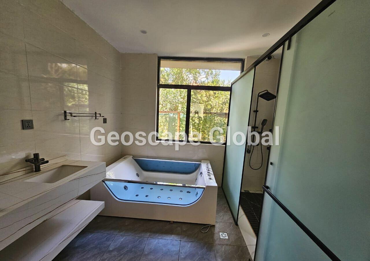 5BR Townhouse with Private Garden & DSQ - Lavington