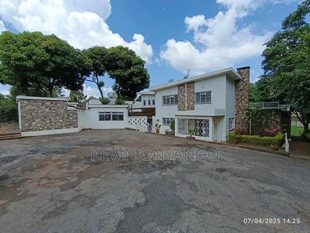 Commercial 8 Bedrooms House for Office Use