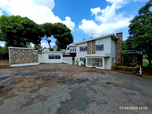 Commercial 8 Bedrooms House for Office Use