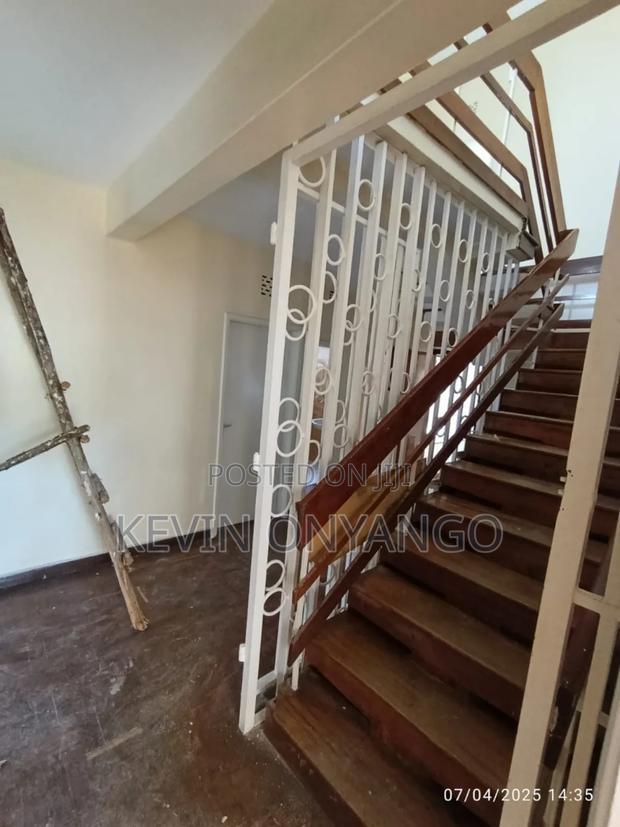 Commercial 8 Bedrooms House for Office Use