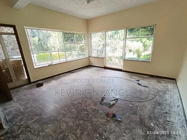 Commercial 8 Bedrooms House for Office Use