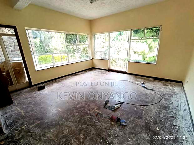 Commercial 8 Bedrooms House for Office Use