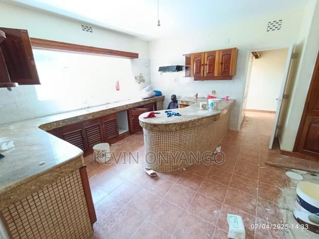 Commercial 8 Bedrooms House for Office Use