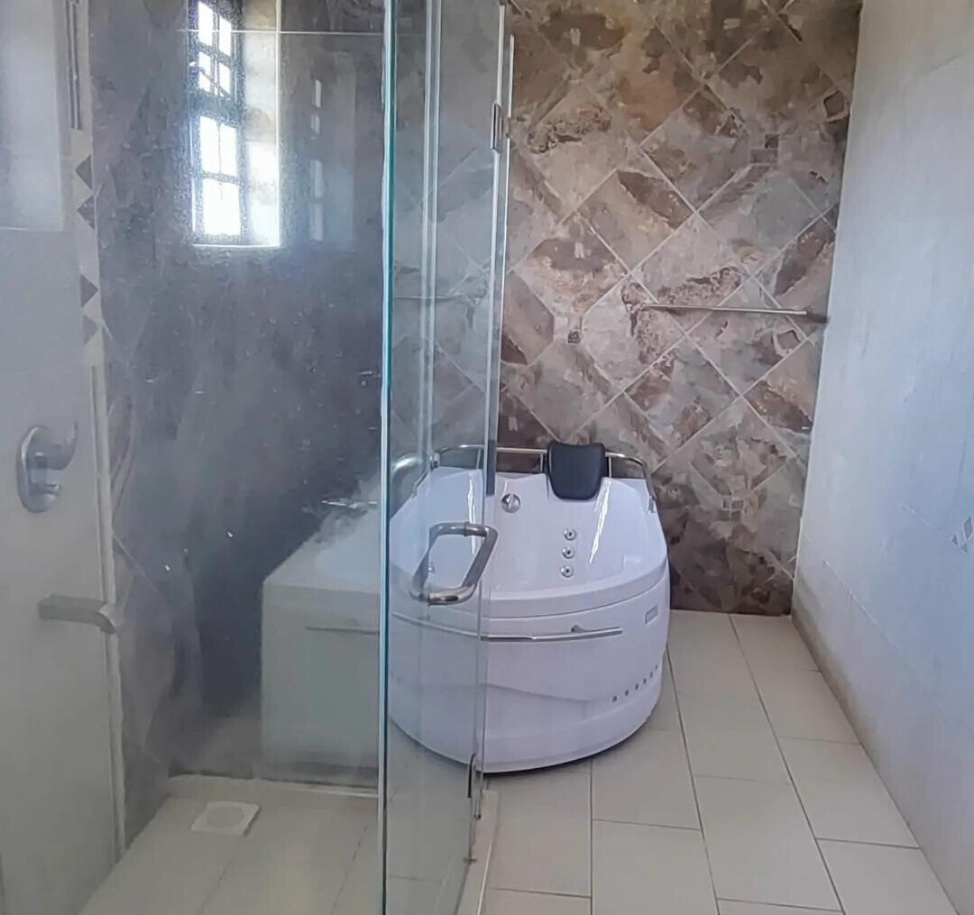 6BR All-Ensuite Maisonette with Lush Gardens – Kerarapon