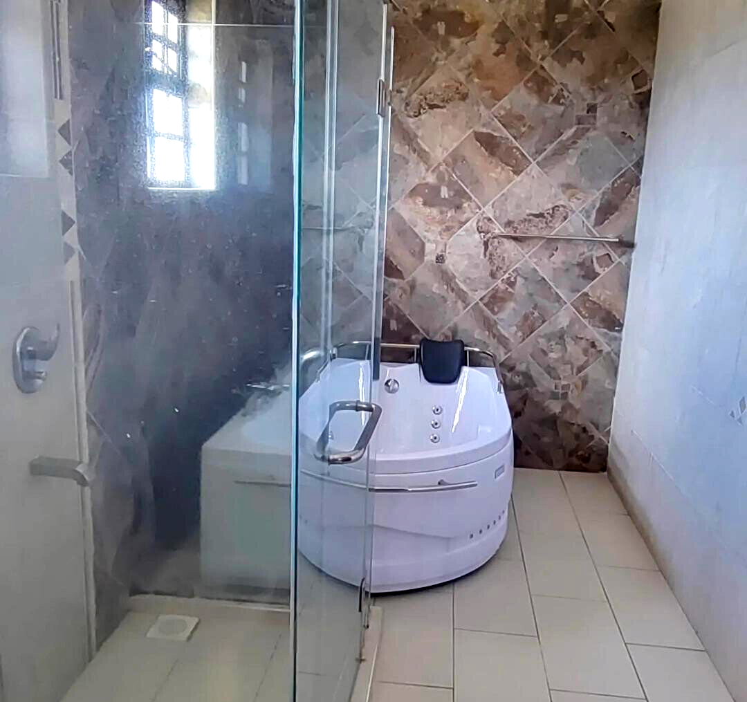 6BR All-Ensuite Maisonette with Lush Gardens – Kerarapon