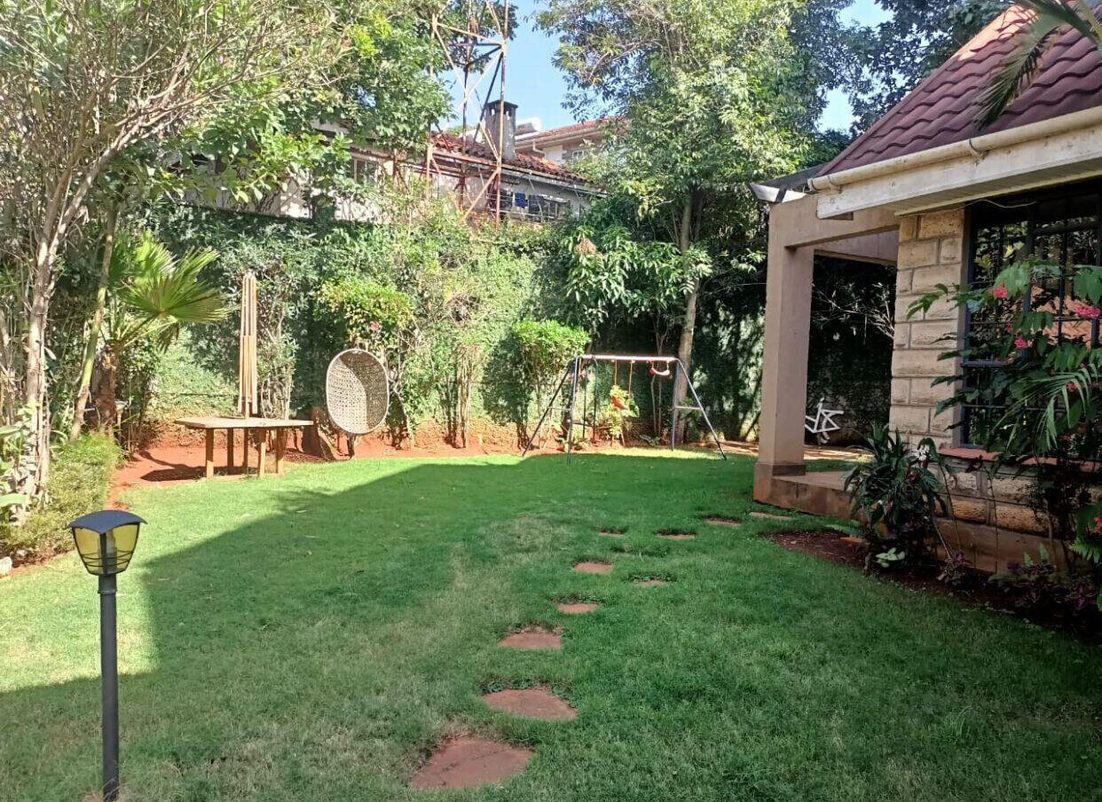 Homely 4-Bed Villa with Fireplace & Large Garden - Lavington