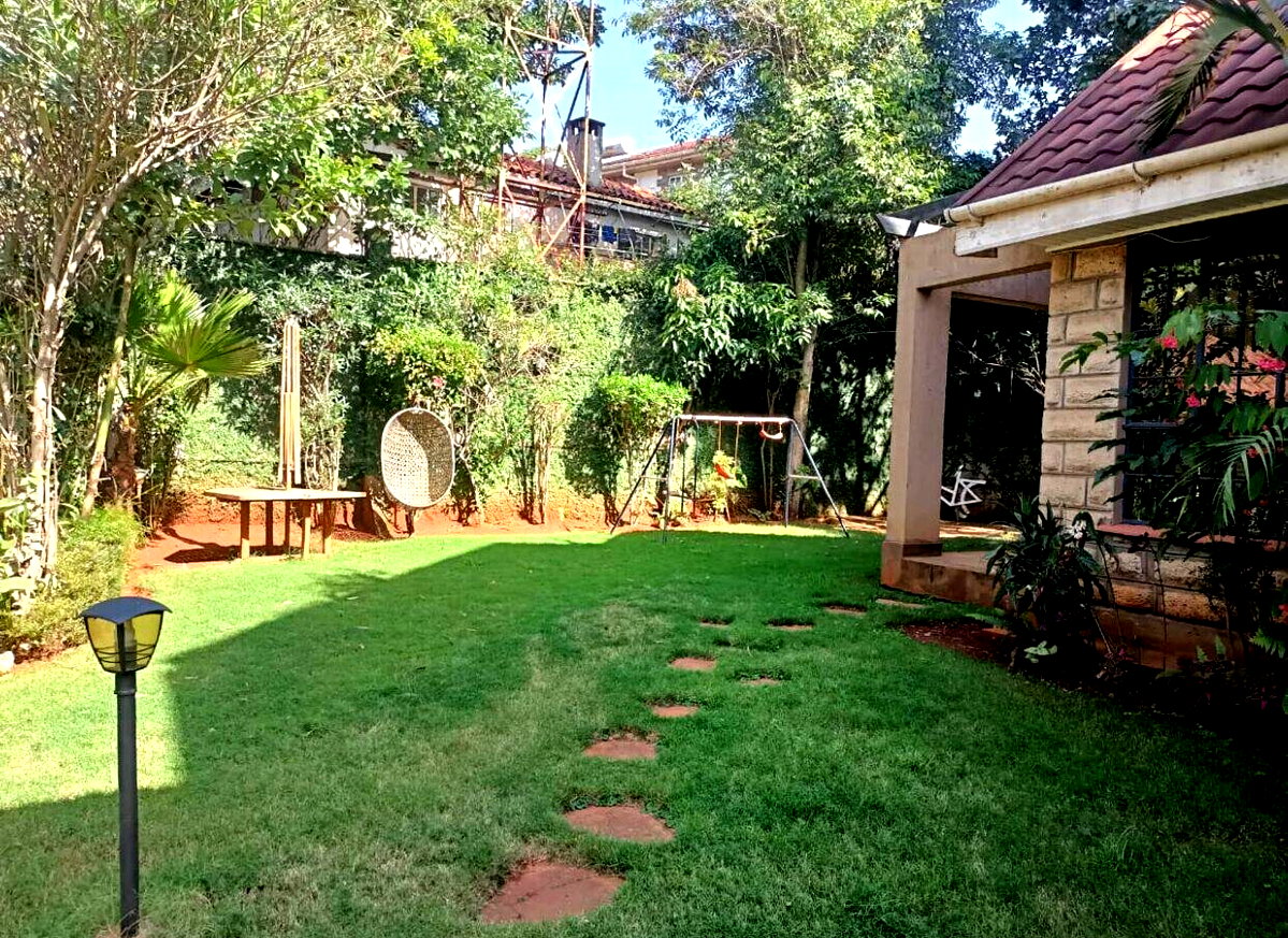 Homely 4-Bed Villa with Fireplace & Large Garden - Lavington