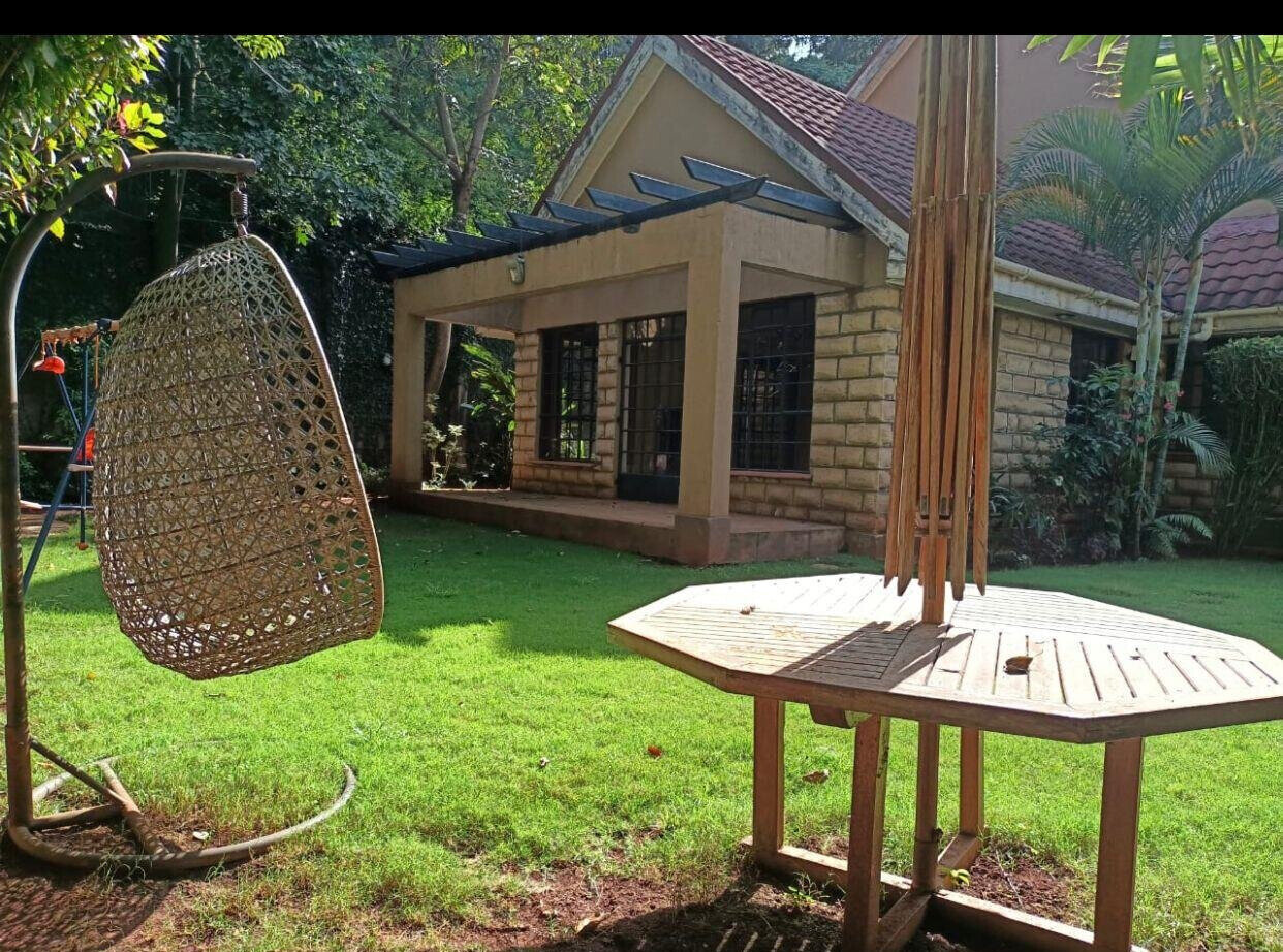 Homely 4-Bed Villa with Fireplace & Large Garden - Lavington