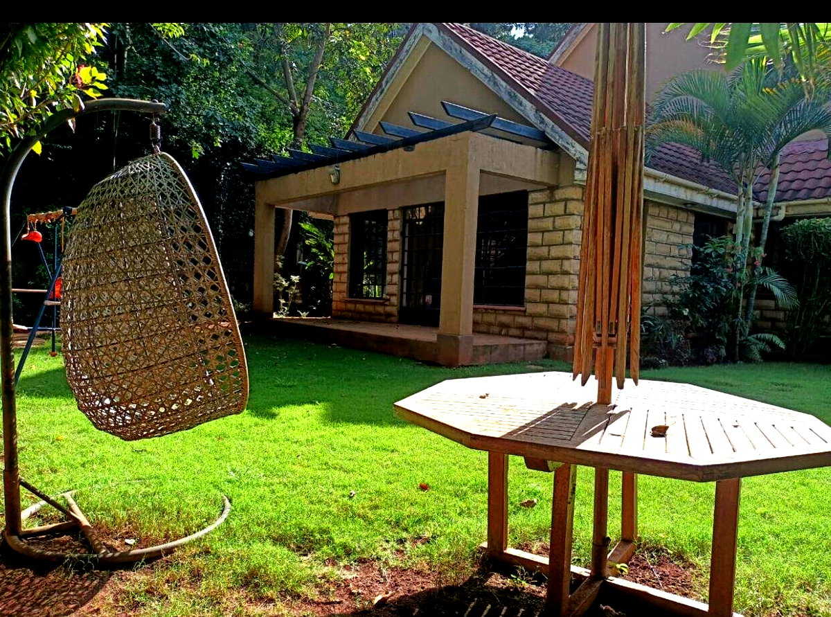 Homely 4-Bed Villa with Fireplace & Large Garden - Lavington