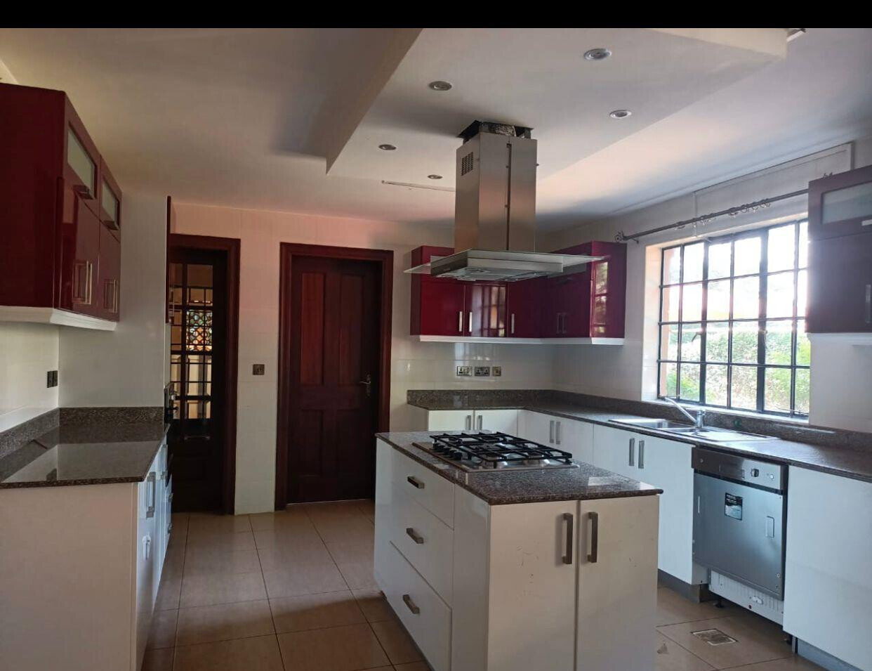 Homely 4-Bed Villa with Fireplace & Large Garden - Lavington