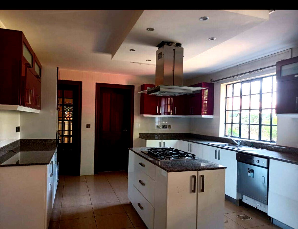 Homely 4-Bed Villa with Fireplace & Large Garden - Lavington