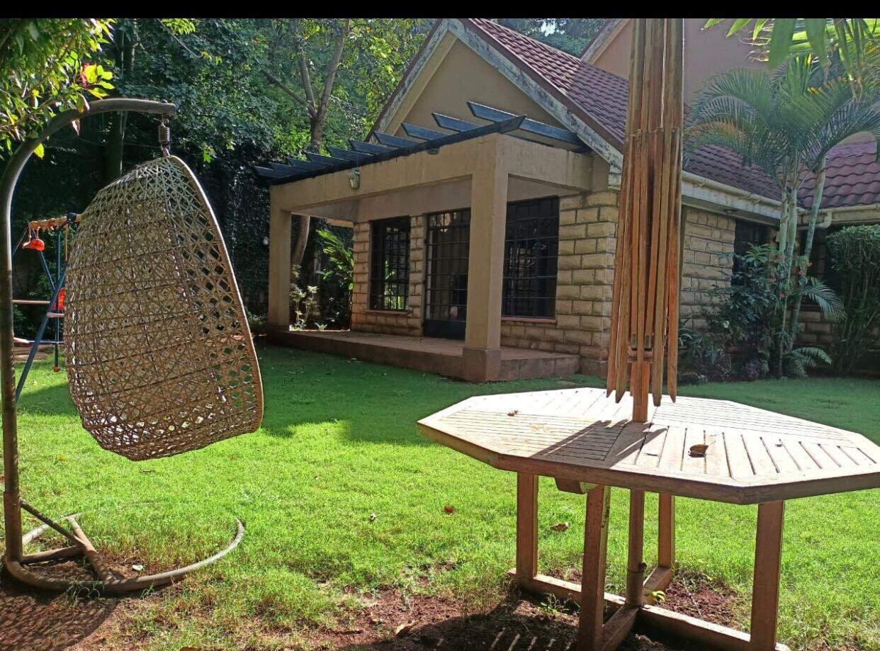 Homely 4-Bed Villa with Fireplace & Large Garden - Lavington