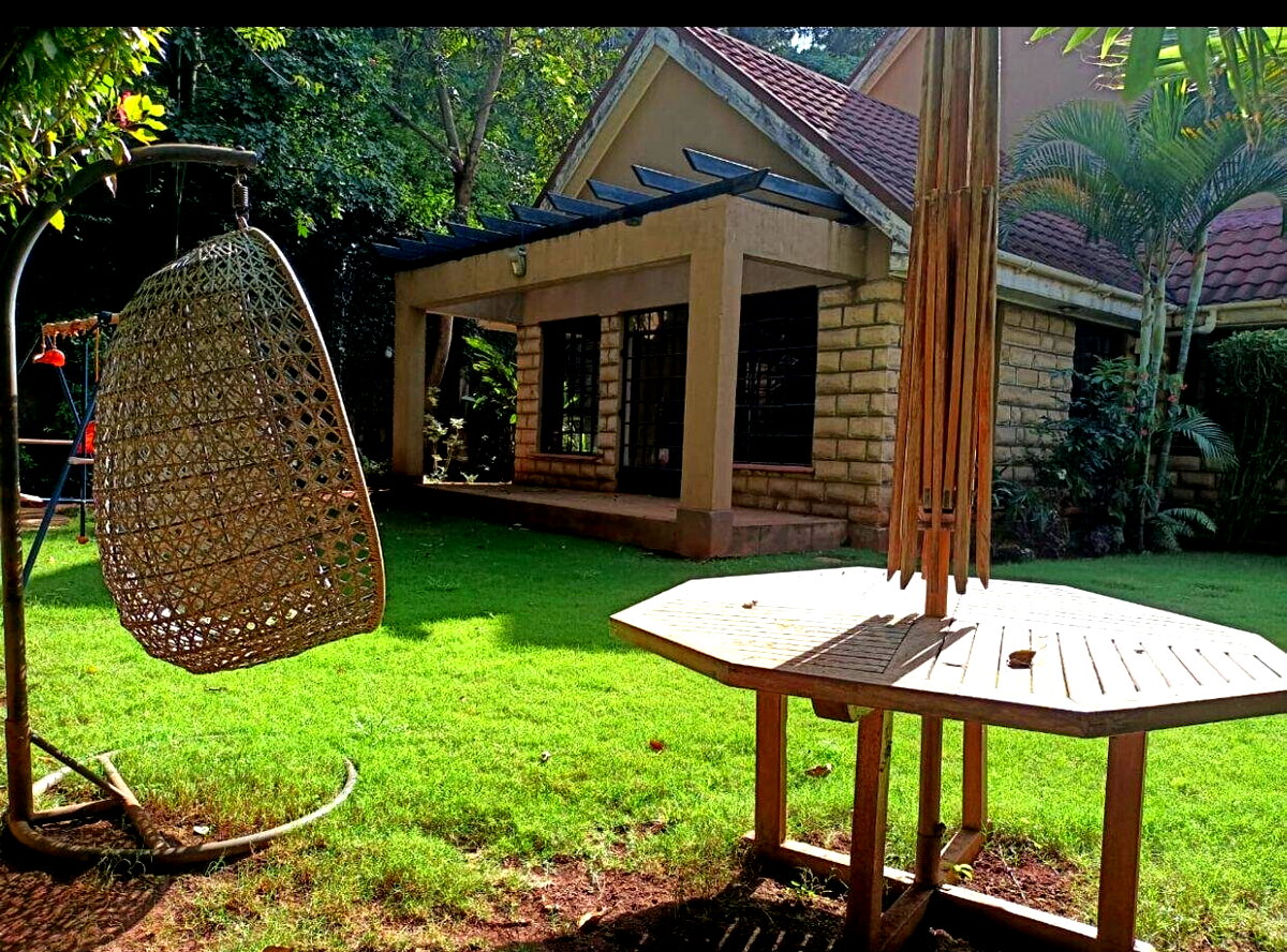 Homely 4-Bed Villa with Fireplace & Large Garden - Lavington