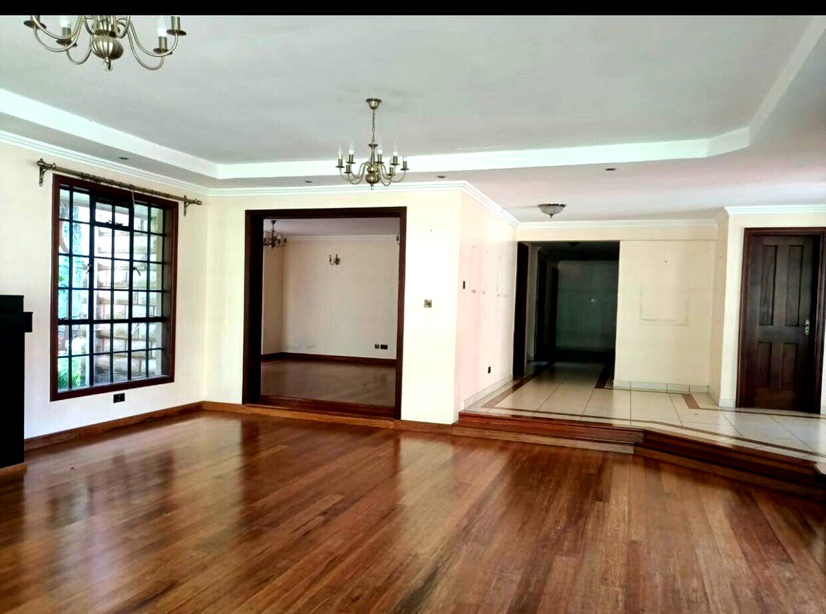 Homely 4-Bed Villa with Fireplace & Large Garden - Lavington