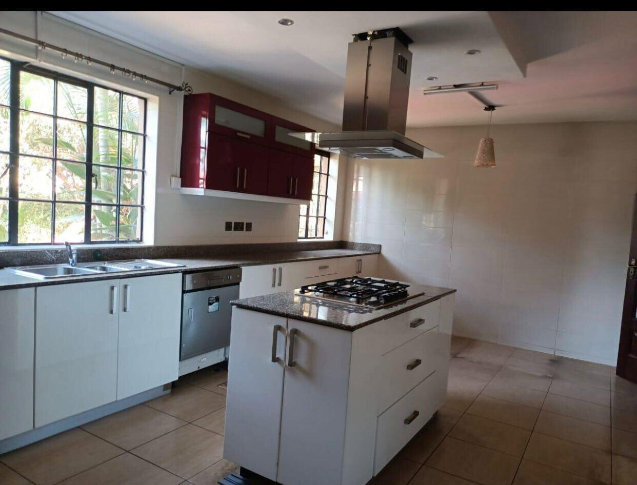Homely 4-Bed Villa with Fireplace & Large Garden - Lavington